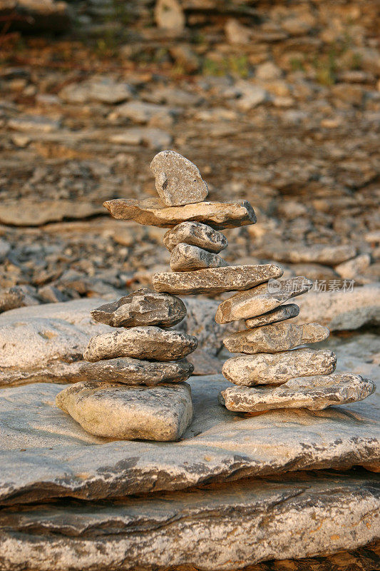 水边的Inuksuk (Inuksuk)